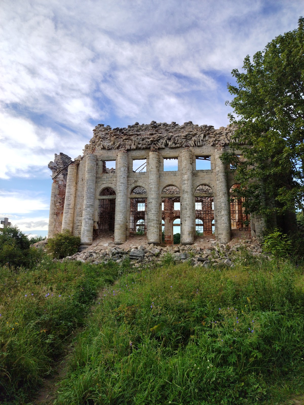 Руины церкови Святой Троицы